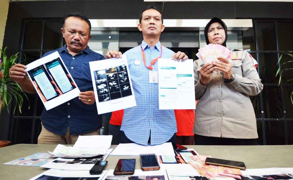 Polisi membeberkan barang bukti dan tersangka sindikat perdagangan balita di Mapolrestabes Surabaya