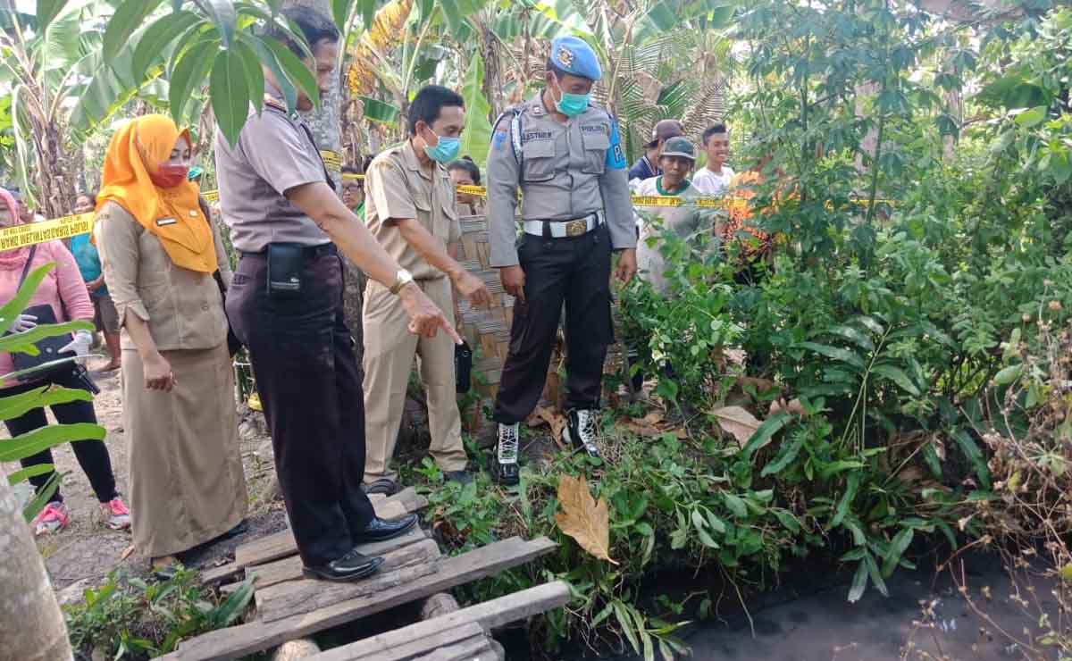 Petugas menunjukkan lokasi penemuan mayat bayi tanpa tangan dan kaki