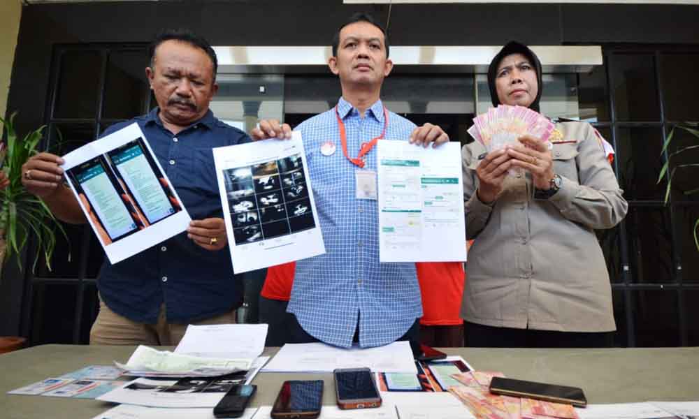 AKBP Sudamiran (tengah) dan AKP Agung Widoyoko (kiri) saat membeberkan barang bukti perdagangan balita, Oktober 2018 lalu