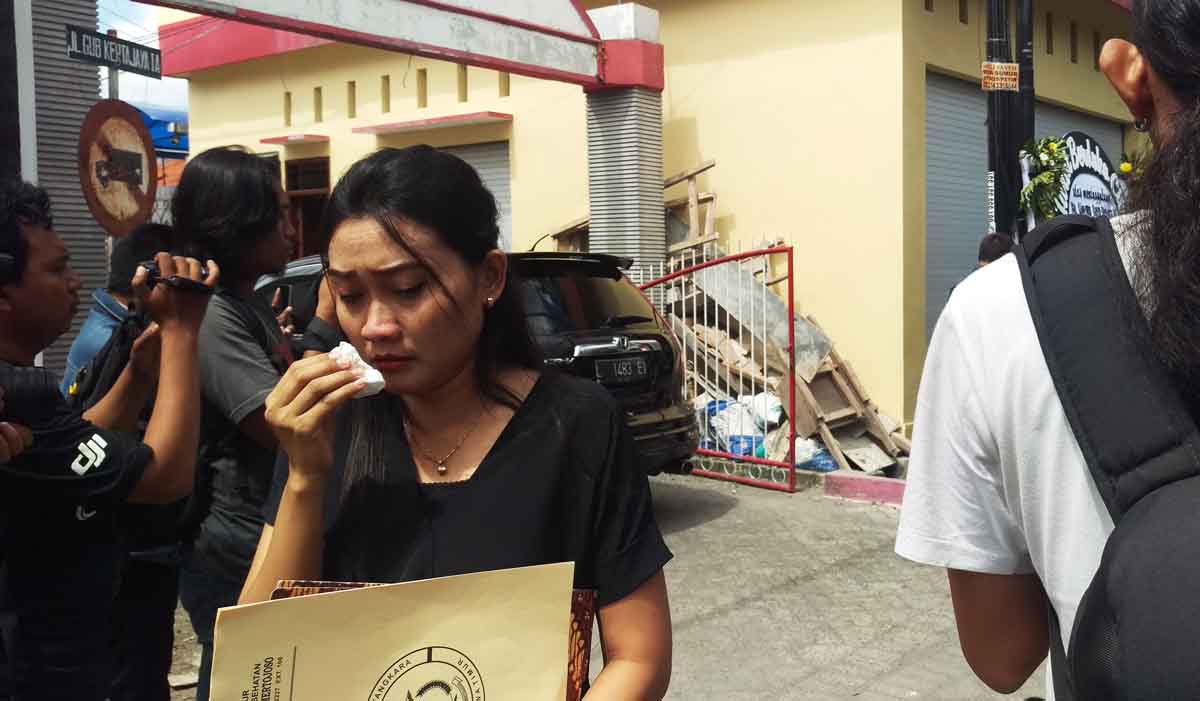 Salah satu kerabat Bayu yang terlihat menangis melihat kedatangan peti jenazah