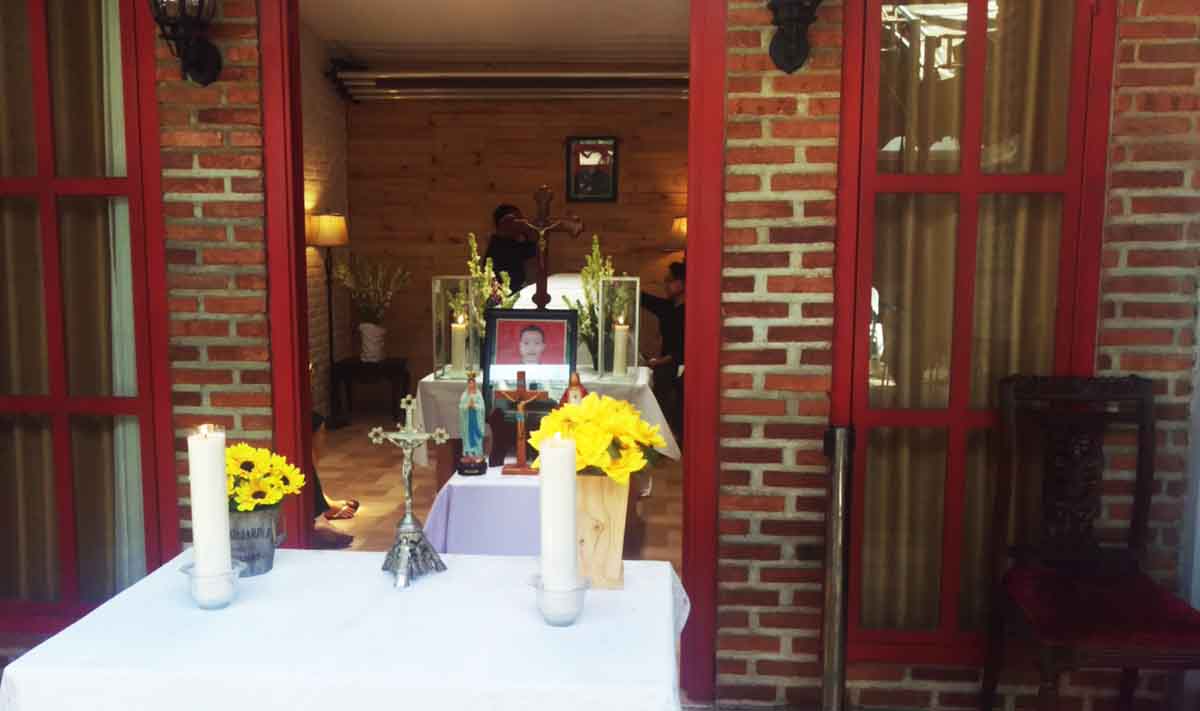 Jenazah penghadang bomber Gereja Aloysius Bayu Rendra ditempatkan di studio foto miliknya