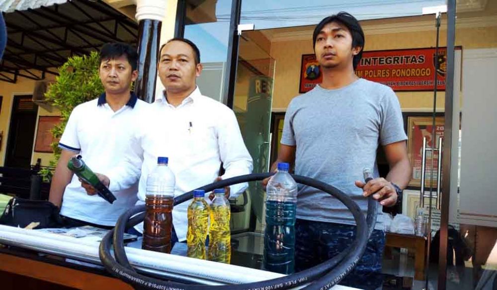 Barang bukti selang dan hasil oplosan BMM