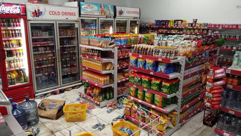 Kondisi minimarket yang berantakan usai penyerangan
