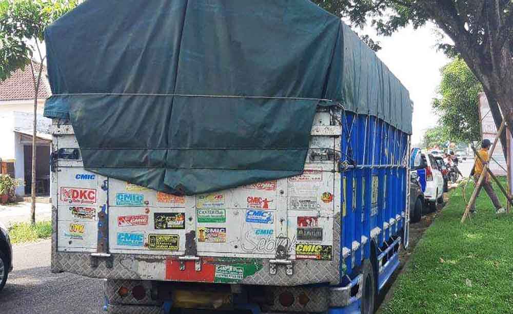 Truk pengangkut tembakau iris tanpa dokumen