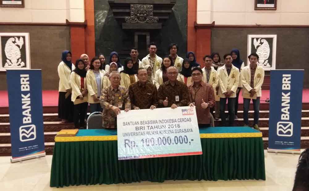 Mahasiswa UWK yang menerima beasiswa 