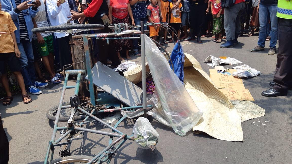 Disenggol Bus, Penumpang Becak Tewas Terjungkal 