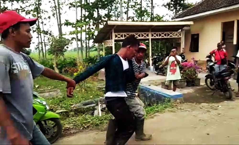 Tersangka begal saat ditangkap warga