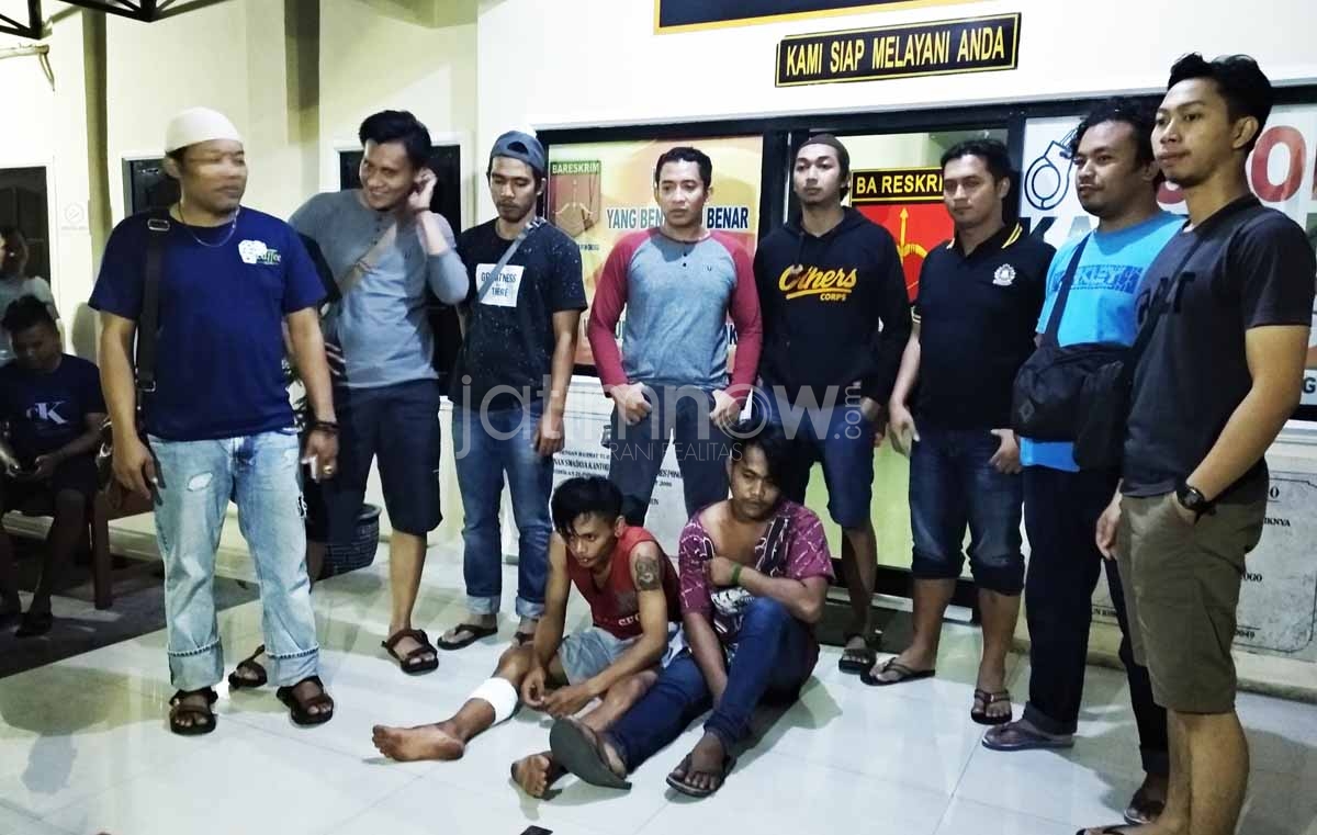 Dua tersangka begal saat berada di Polres ponorogo