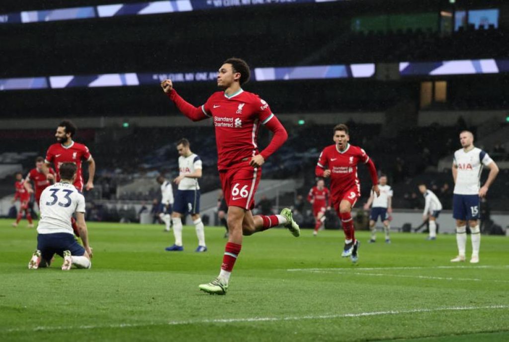 Trent Alexander Arnold (tengah) berselebrasi setelah menjebol gawang Tottenham Hotspur dalam pertandingan Liga Primer Inggris (Foto: EPA-EFE/Catherine Ivill via Republika)
