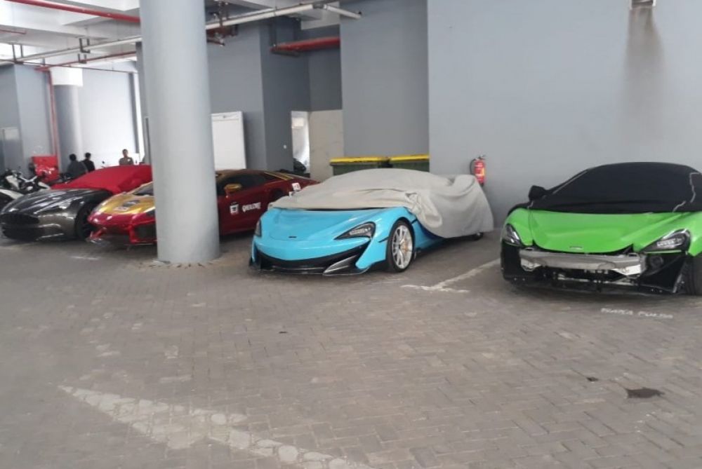Belasan mobil mewah diamankan di Polda Jatim (Foto: Republika/Dadang Kurnia)