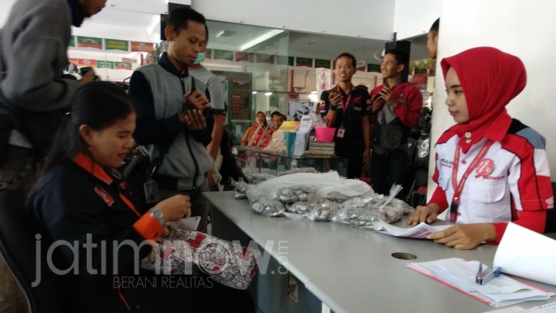 Ibu Titin saat membeli motor dengan uang receh/Mita