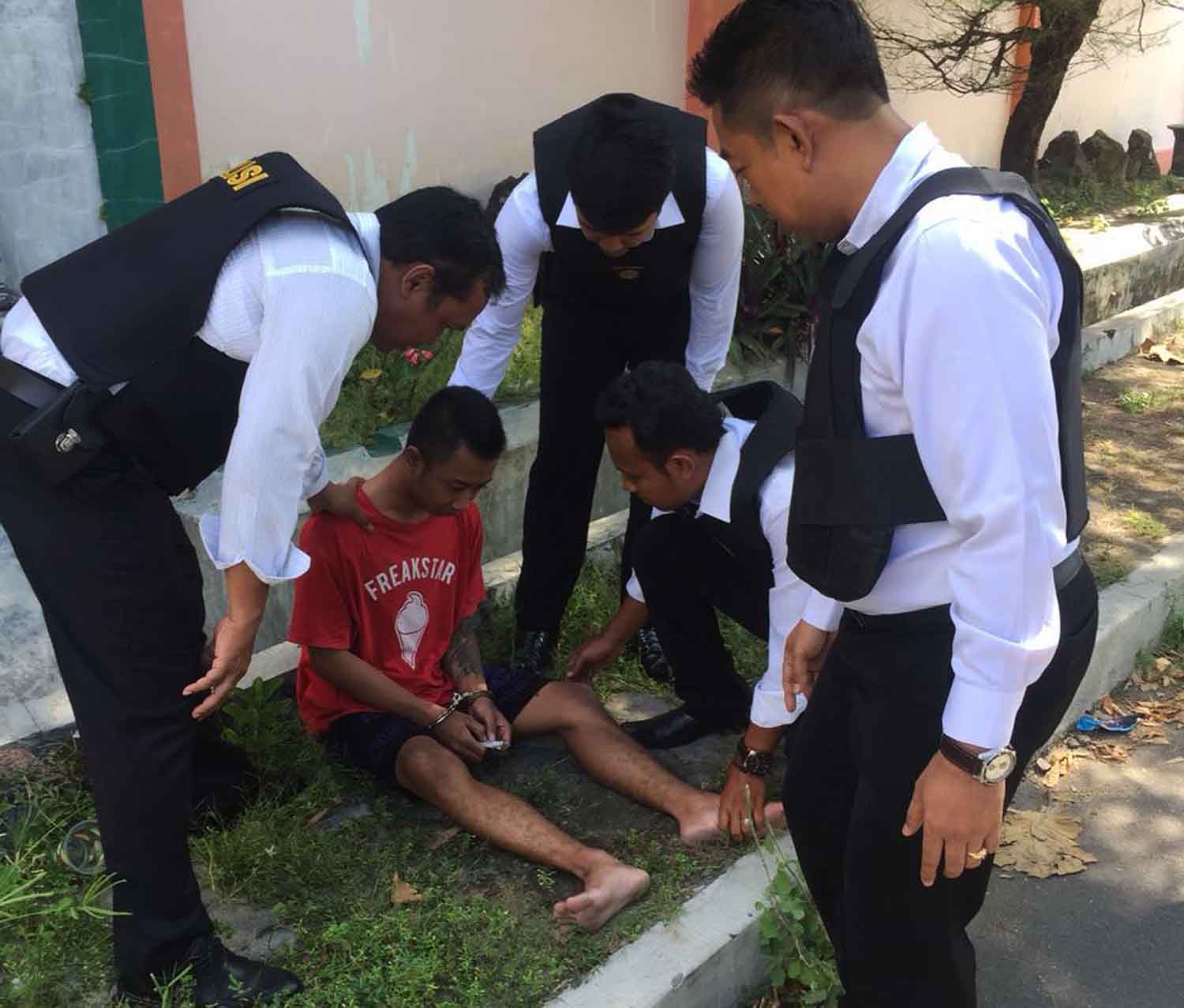 Sat Narkoba Polres Ngawi tengah menangkap pelaku pengedar pil koplo yang terkenal licin.