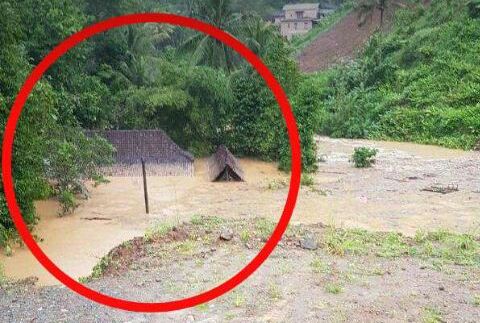 Rumah warga yang tenggelam akibat banjir lumpur dan batu