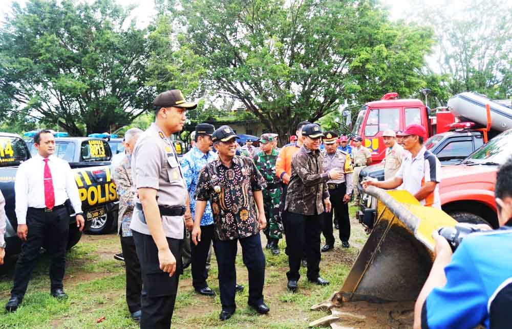 Kapolres Pacitan memeriksa kesiapan pasukan siaga bencana