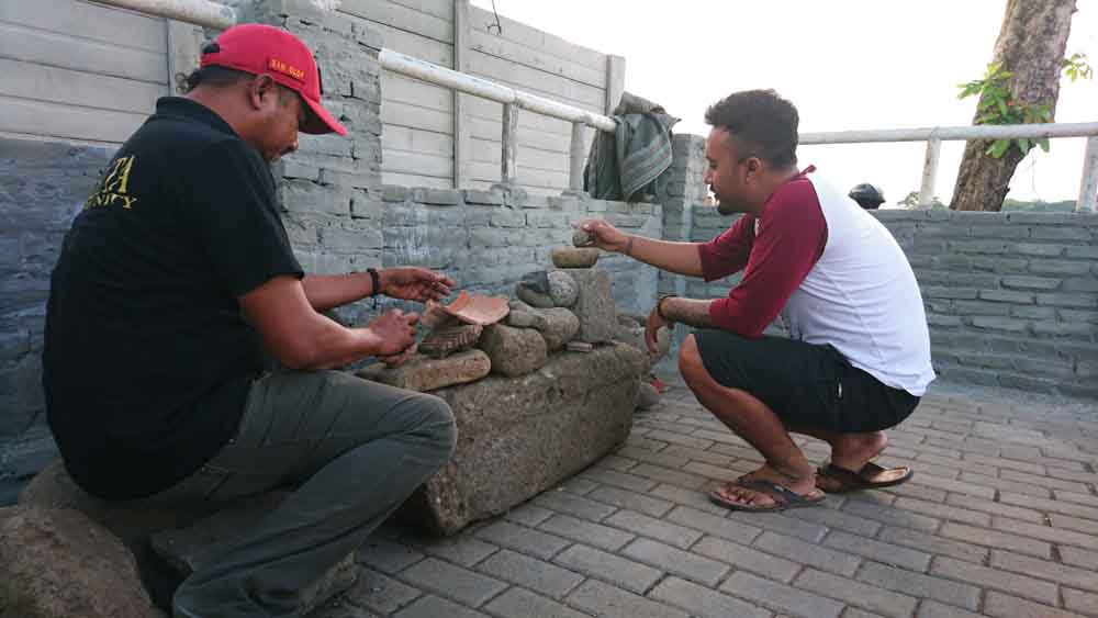 Muhammad Erwin Rizaldi (kanan) saat melihat bendan-benda yang ditemukan warga Desa Belahantengah