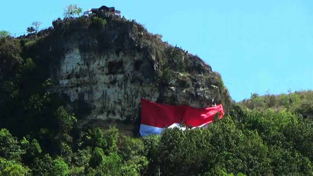 Proses pembentangan bendera raksasa di Pacitan