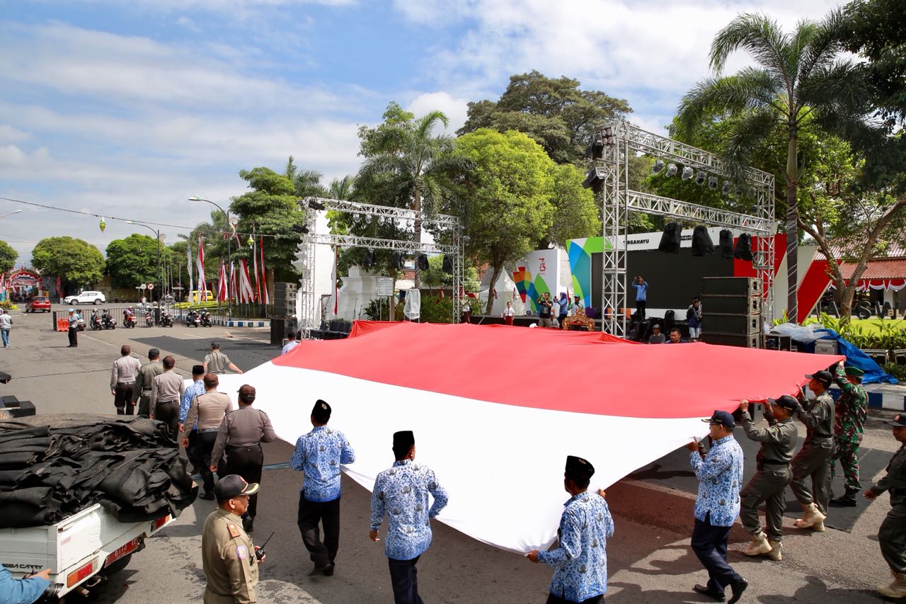Bendera raksasa di Masjid Agung Baiturrahman Banyuwangi saat hendak dikibarkan/Foto: istimewa 
