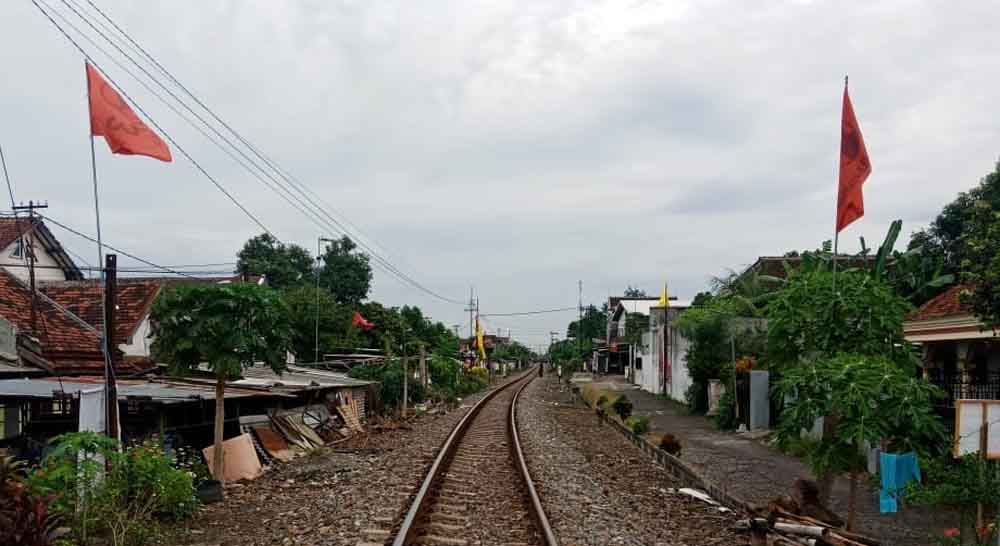 Bendera partai politik di sepanjang jalur kereta 