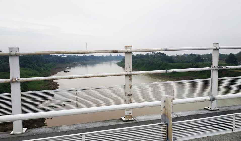 Memandang Kelok Sungai Bengawan Solo dari Jembatan Trucuk