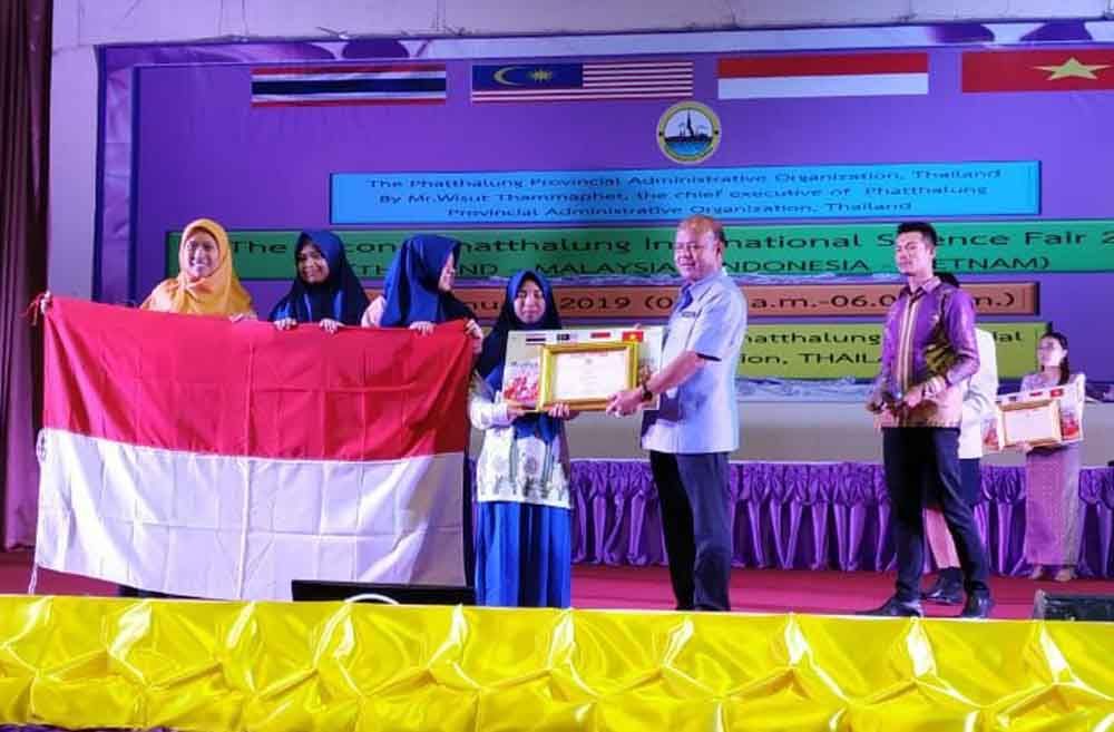 SMAU Hafsha Genggong terima penghargaan atas karya beras analog 