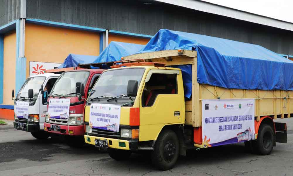  Truk yang akan mendistribusikan beras dari gudang Bulog