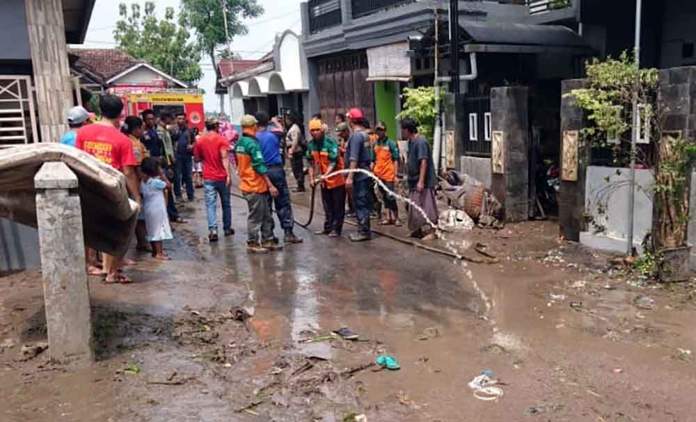 Proses pembersihan lokasi banjir bandang, Dusun Bulu, Desa Gedangan, Kecamatan Kutorejo, Kabupaten Mojokerto