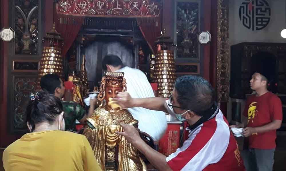 Bersih-bersih di Klenteng Tjoe Tik Kiong