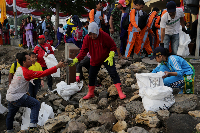 Wali Kota Risma bersih-bersih kaki Jembatan Suramadu
