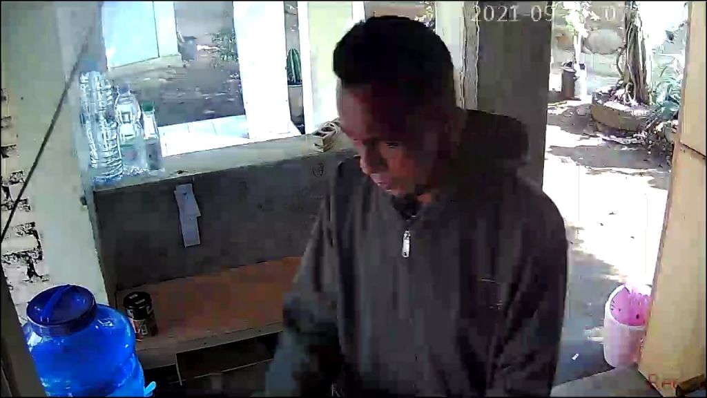 Tangkapan layar CCTV merekam aksi pencurian HP di warung.