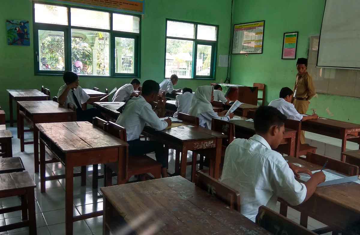 Suasana ruang Ujian Nasional siswa binaan di Blitar