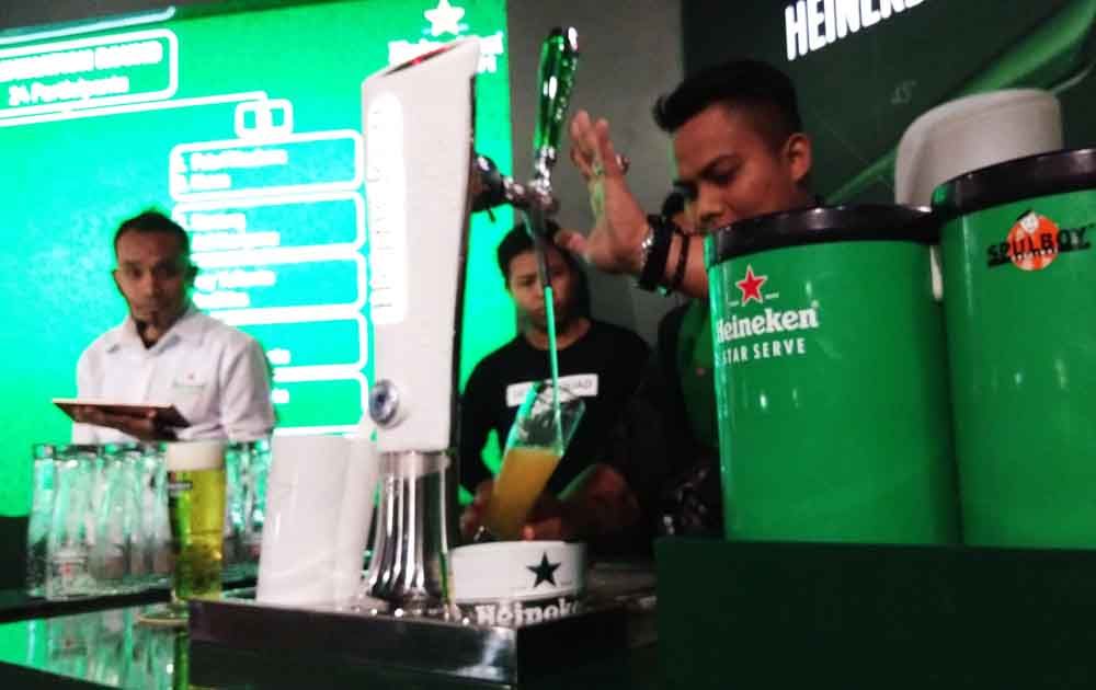 Seorang peserta menunjukan keahlian menuang bir