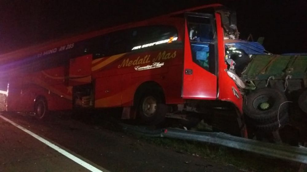 Bus Medali Mas Tabrak Truk di Tol Nganjuk, Satu Tewas dan 3 Luka