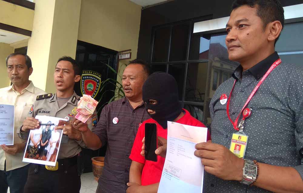 Tersangka Josan (dua dari kanan) diamankan di Mapolrestabes Surabaya