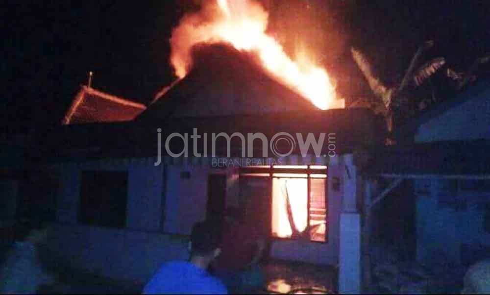 Warga berusaha memadamkan api yang membakar rumah di Blitar