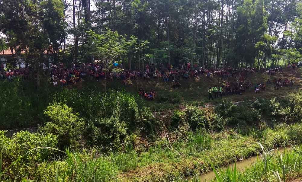 Warga berkerumun melihat rekonstruksi pembuangan mayat guru tari dalam koper di Blitar