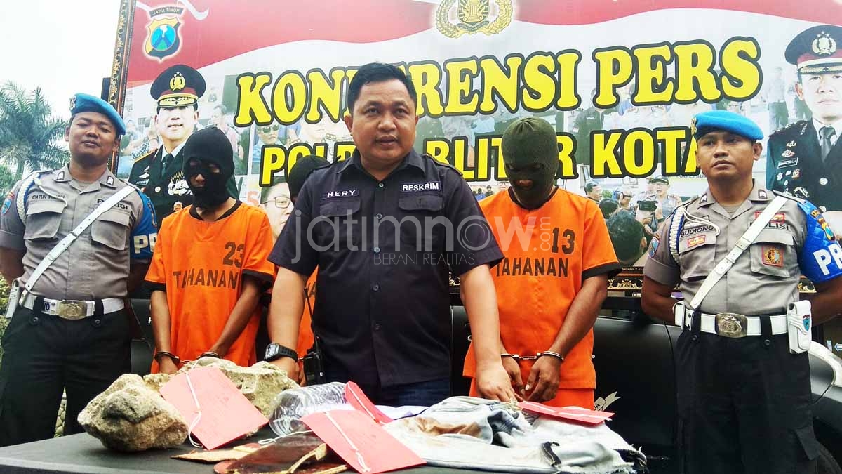 Tiga pelaku pengeroyokan rekan pesta misras saat dibawa ke Polres Blitar