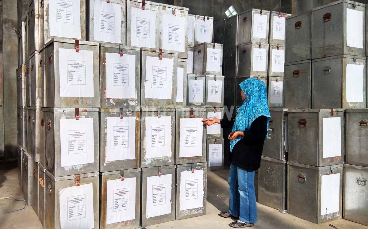 Petugas KPU sedang melakukan pengecekan logistik Pilgub Jatim