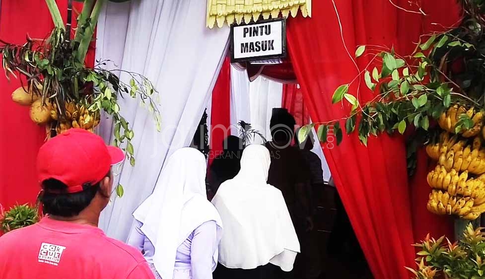 Pintu masuk di TPS 018 Kelurahan Bendogerit, Blitar