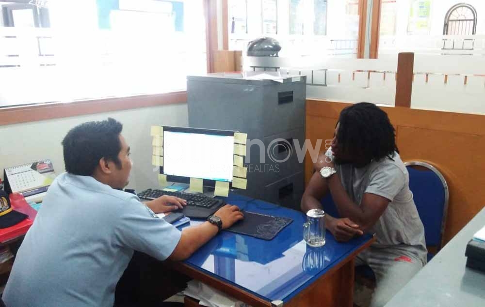 Konan Nzue Ange Olivier saat menjalani pemeriksaan di Kantor Imigrasi Kelas II Blitar 