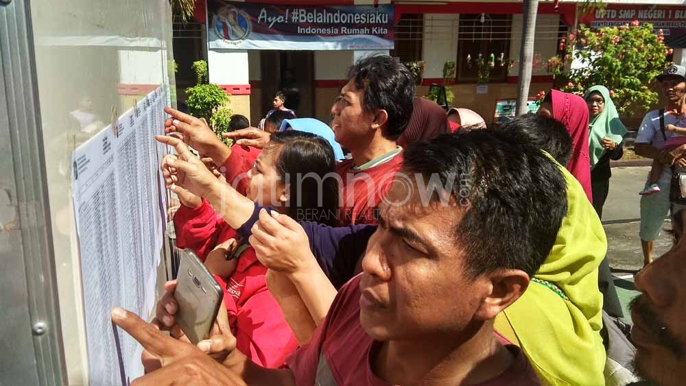 Para orang tua melihat hasil pengumuman (PPDB) SMP di Blitar