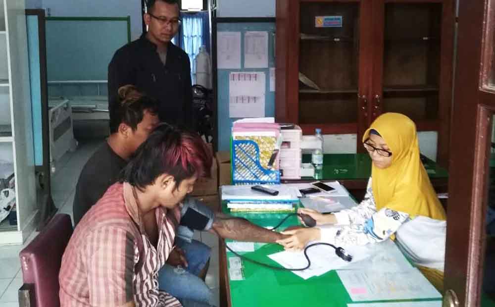 Dua tersangka saat menjalani pemeriksaan