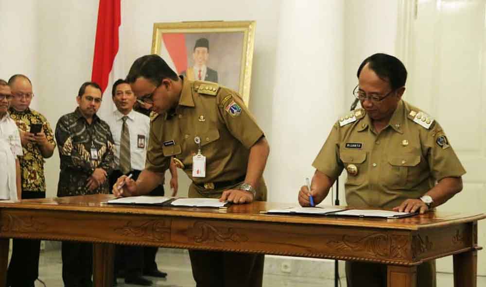 Bupati Blitar Rijanto saat menandatangani MoU dengan Gubernur Jakarta Anis Baswedan