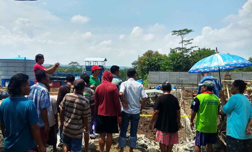 Aksi perobohan tembok pabrik gula di Blitar