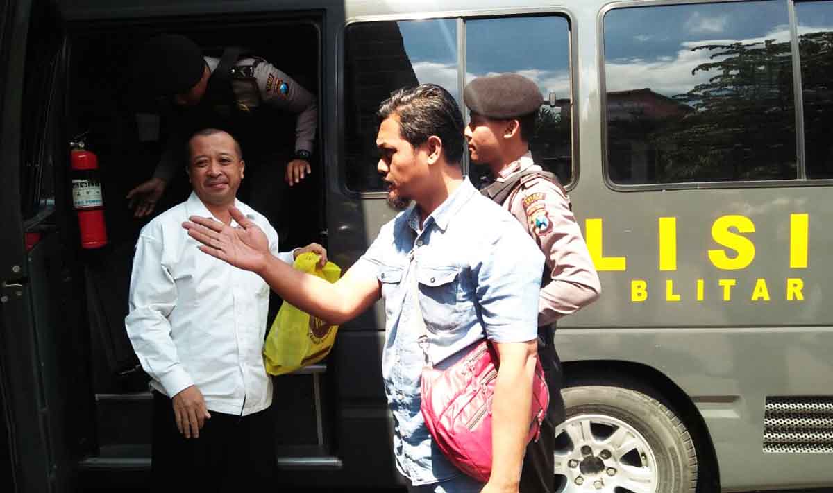 Tersangka Lurah Garum saat 