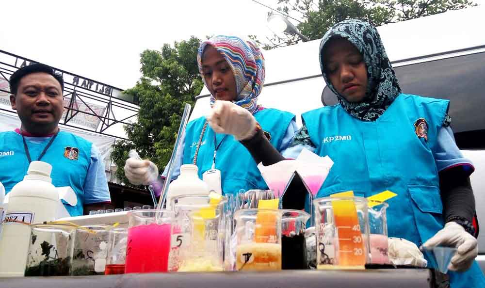 Petugas memeriksa kadar kimia pada makanan di Blitar