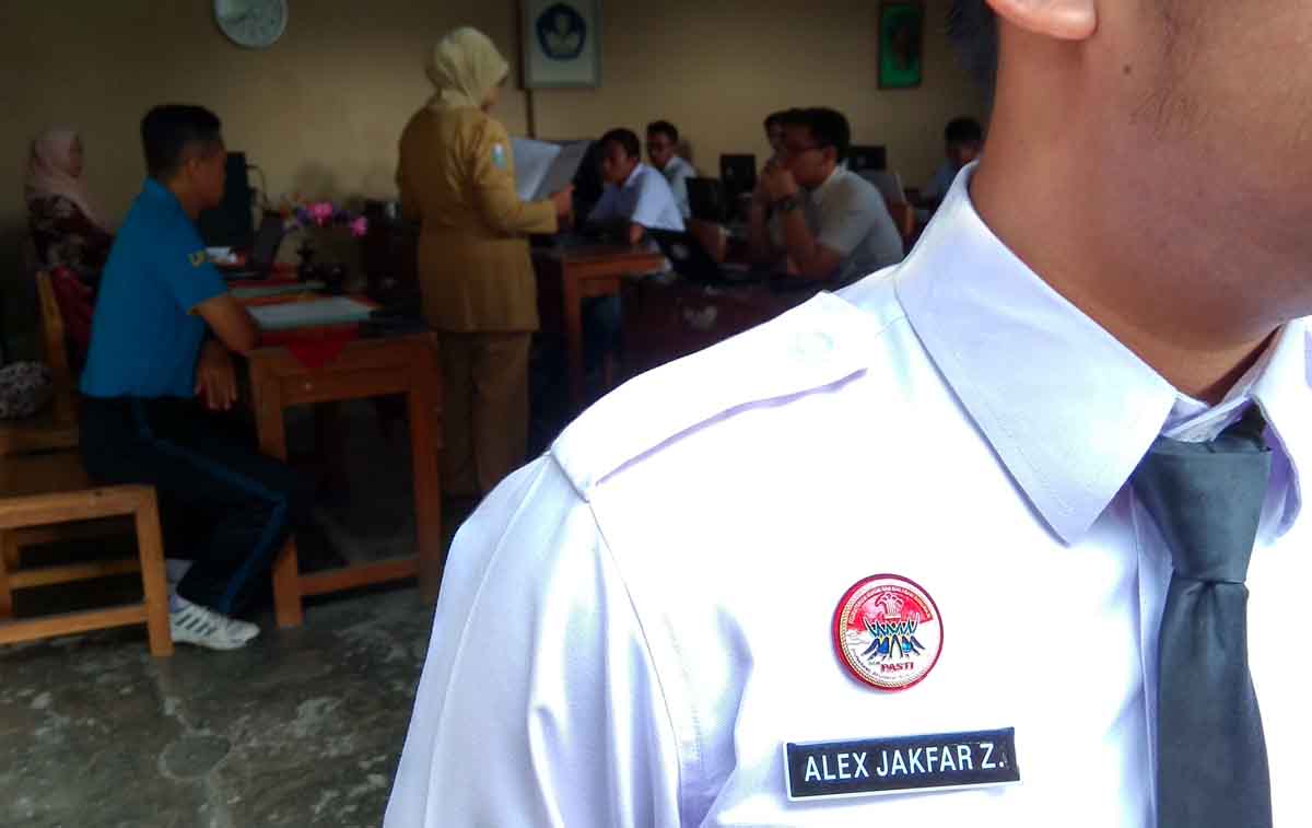 Petugas LPKA tengah menjaga proses UNBK anak binaan.