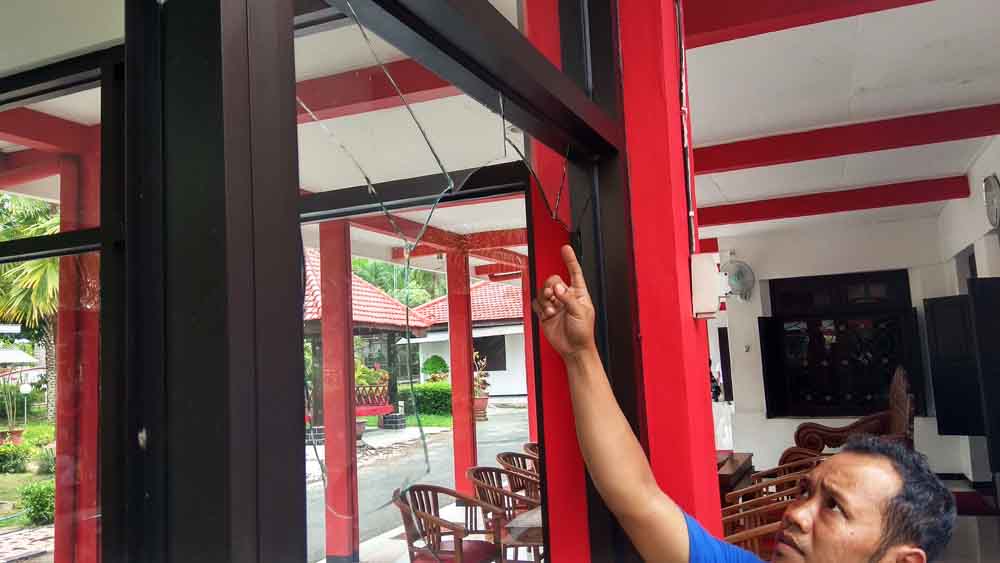 Kaca pecah di pos penjagaan Rumah Dinas Wali Kota Blitar