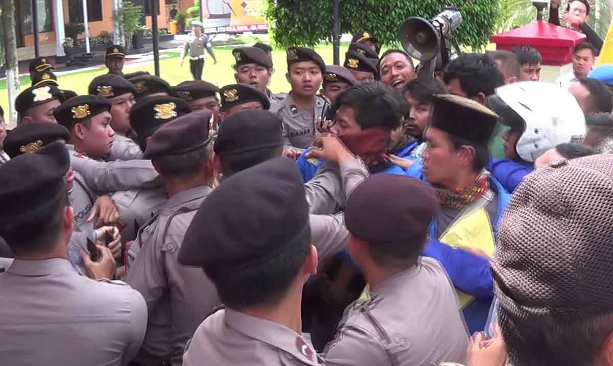 Mahasiswa Tuntut Rumah Karaoke Striptis di Blitar Ditutup