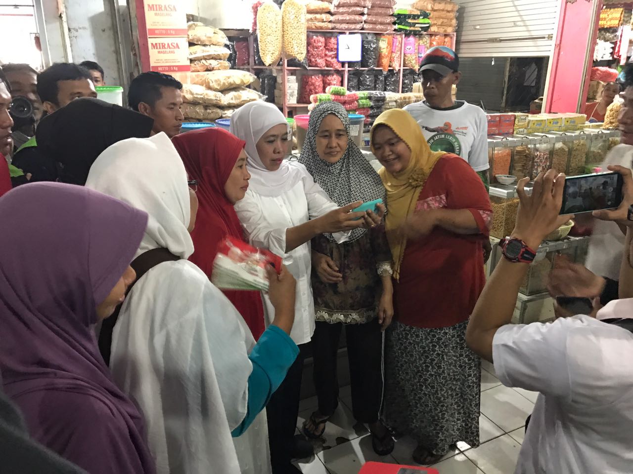 Cagub Khofifah blusukan ke Pasar Gede Madiun