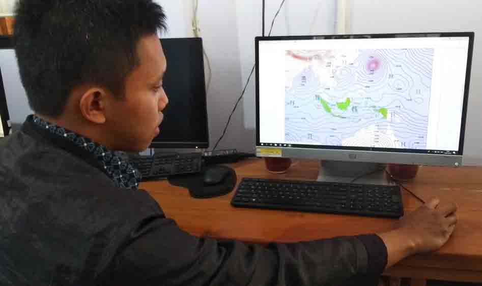  Prakirawan BMKG, Ibnu Haryo menunjukkan layar monitor kecepatan angin